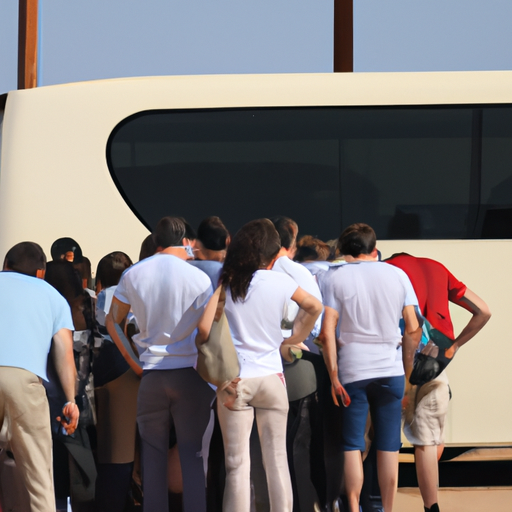 קבוצת תיירים שעולה לאוטובוס בישראל